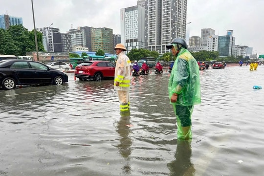 Hà Nội: Cảnh sát giao thông bác tin đồn cấm đường do ngập úng
