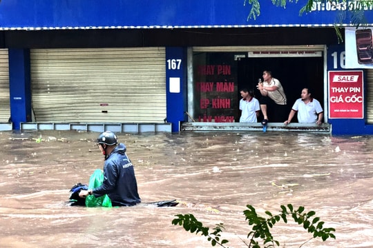 Mưa lớn kéo dài, Hà Nội chìm trong biển nước từ sáng tới tối