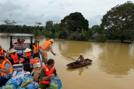 Thủy đoàn 1 cứu hộ, tiếp tế nhu yếu phẩm cho người dân vùng lũ Nghệ An