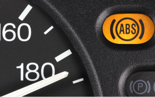 Đèn ABS bật sáng, cần làm ngay điều này để tránh nguy hiểm