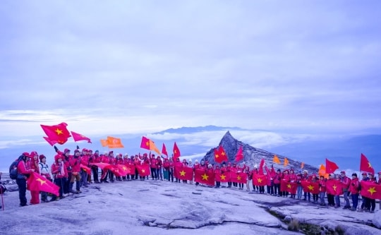 2 ngày 1 đêm chinh phục đỉnh núi cao nhất Đông Nam Á và những bài học quý