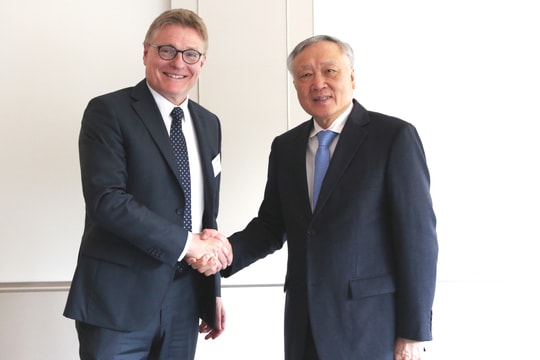 Phó Thủ tướng Thường trực Nguyễn Hòa Bình làm việc với lãnh đạo Trung tâm tài chính Frankfurt và Luxembourg