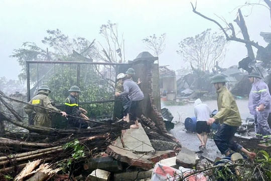 Quảng Ninh: Hỗ trợ khẩn cấp nhân dân miền Trung sau bão số 10