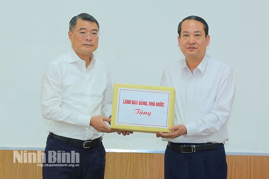 Trao hỗ trợ của Đảng, Nhà nước cho Nhân dân tỉnh Ninh Bình khắc phục hậu quả bão số 10