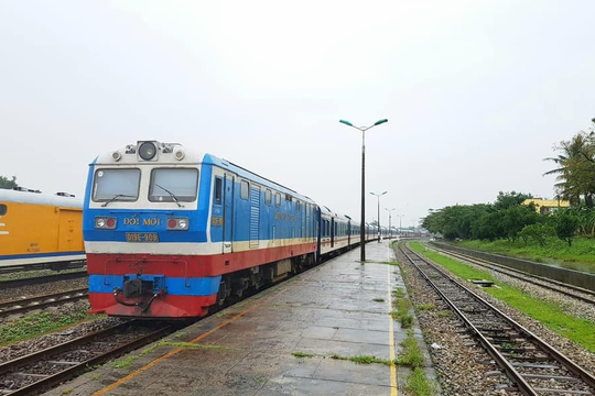 Nhiều tàu khách phải dừng chờ do mưa lớn khu vực miền Trung