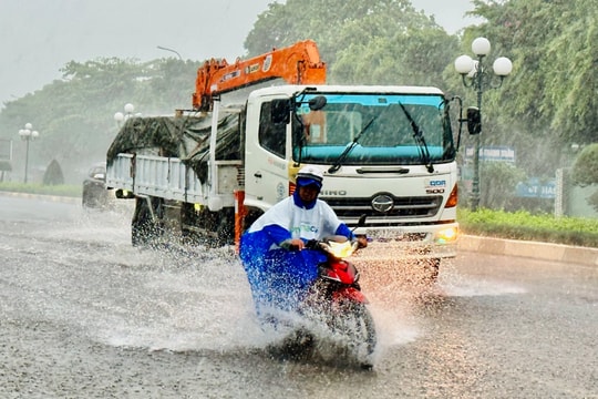 Dự báo thời tiết ngày 2/10: Trung Bộ chuyển nắng, Nam Bộ mưa dông