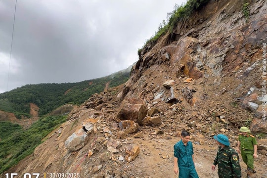 Lào Cai: Khẩn trương tìm kiếm 3 người đi xe bán tải bị mất tích khi qua khu vực sạt lở núi