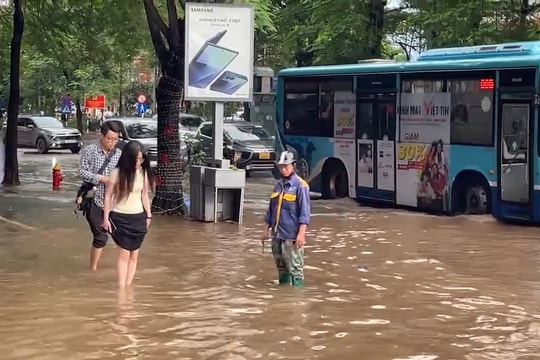 Ngập úng tiếp tục kéo dài, người dân Thủ đô chật vật trong biển nước