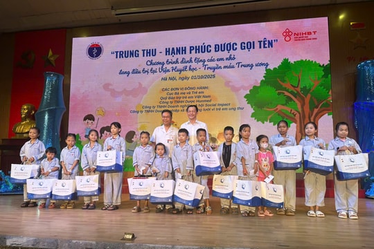 Bộ Y tế mang ‘ánh trăng yêu thương’ đến bệnh nhi