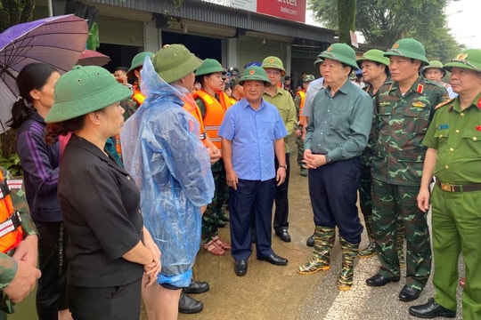 Đảm bảo lương thực, thực phẩm, thuốc men cho bà con vùng bị cô lập do mưa lũ