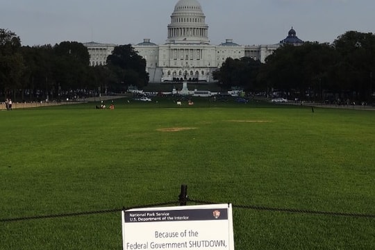 Chính phủ Mỹ đóng cửa: Hàng loạt dịch vụ bị ảnh hưởng, hơn 750.000 công chức nghỉ việc