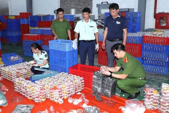Phát hiện cơ sở sản xuất thực phẩm, bánh kẹo sử dụng nguyên liệu không rõ nguồn gốc, xuất xứ tại Ninh Bình