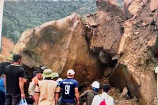 Lào Cai: Đã phát hiện chiếc xe bán tải chở 3 người bị mất tích khi qua khu vực sạt lở núi
