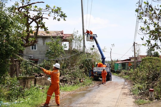 EVN và các đơn vị thành viên nỗ lực khắc phục hậu quả cơn bão số 10
