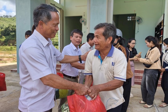 Quảng Ngãi: Tổ chức phiên chợ 0 đồng giúp bà con vùng khó tiếp cận công nghệ số