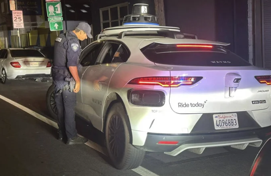 Cảnh sát California bất lực trước robotaxi