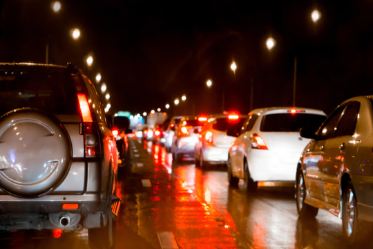 Vì sao nhiều người giữ chân phanh khi kẹt xe?