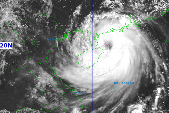 Đêm 5/10, bão số 11 tiến gần đất liền Bắc Bộ gây gió mạnh cấp 12