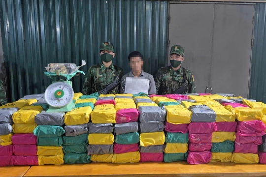 Bắt giữ 2 đối tượng người Lào vận chuyển 500kg ma túy qua biên giới Quảng Trị
