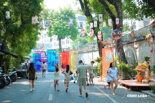 Phố bích hoạ Phùng Hưng 'thay áo mới' đón Trung thu 2025