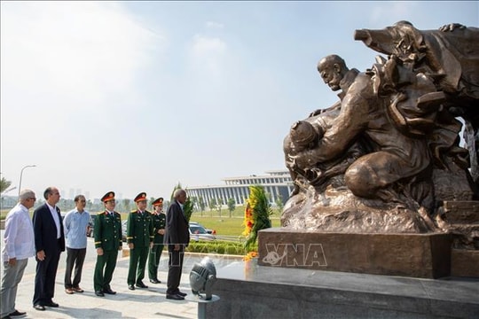 Chủ tịch Quốc hội Cuba thăm Bảo tàng Lịch sử Quân sự Việt Nam