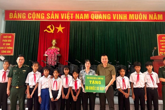 Báo Giáo dục và Thời đại hỗ trợ học sinh và hộ nghèo tại xã La Lay