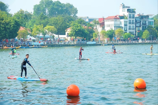 Gần 600 vận động viên tranh tài Giải Bơi chải Thuyền rồng - Ván SUP Hồ Tây 2025