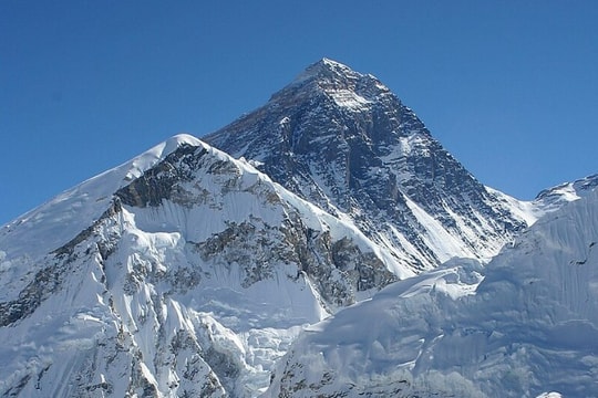 Gần 1.000 người mắc kẹt trên núi Everest do bão tuyết