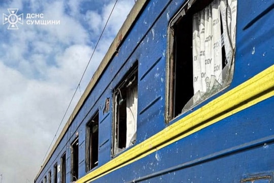 Tàu hỏa Ukraine bốc cháy trong cuộc tấn công UAV của Nga