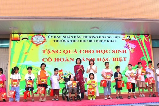 Một vầng trăng – triệu trái tim để không em nhỏ nào bị bỏ lại phía sau