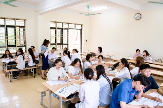 Bị tai nạn lao động, con vẫn được giảm 50% học phí dù bố không làm nhà nước