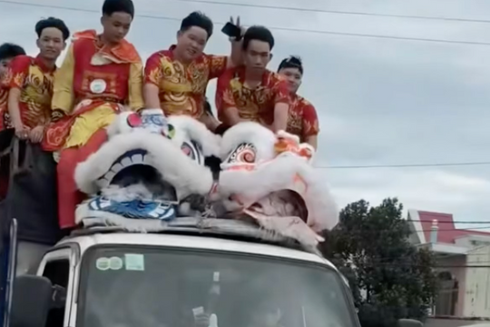 Bị phạt 10 triệu đồng vì chở người trên nóc và thùng xe tải ở Gia Lai