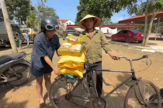 Thanh Hóa: Hơn 1,5 tấn gạo được trao cho người dân vùng lũ xã Thành Vinh