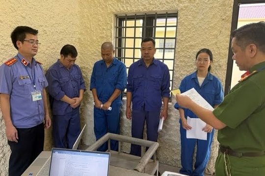 Bắt tạm giam Phó Giám đốc Bệnh viện Phổi Hà Nội và đồng phạm