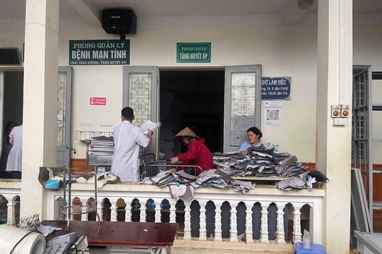 Bệnh viện ngập sâu trong mưa lũ, hơn 200 bệnh nhân phải di dời khẩn cấp