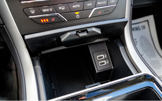 4 thiết bị tuyệt đối không nên cắm vào cổng USB ô tô