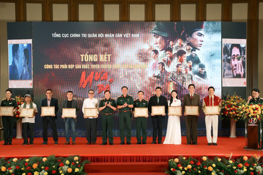 Ê-kíp phim ‘Mưa đỏ’ nhận bằng khen của Bộ trưởng Bộ Quốc phòng
