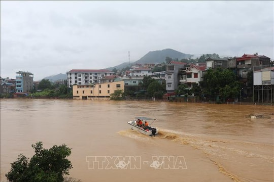 Quân đội sẵn sàng bay cứu hộ, cứu nạn vùng bị chia cắt do mưa lũ