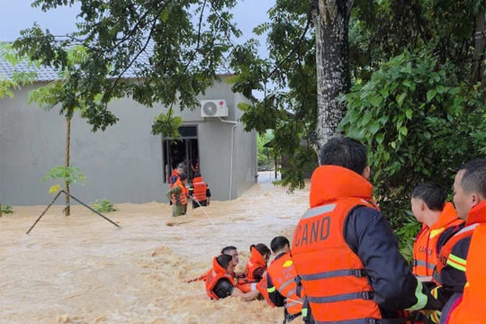 Kịp thời giải cứu 5 người trong gia đình bị cô lập giữa cơn lũ dữ ở Bắc Ninh