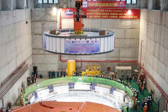 Hạ đặt thành công Rotor tổ máy số 2 - Dự án thuỷ điện Hoà Bình mở rộng