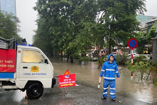 Hà Nội mưa lớn, hàng loạt điểm ngập sâu – người dân được khuyến cáo tránh di chuyển qua khu vực này
