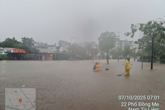 Hà Nội: Từ sáng sớm đã có nhiều khu vực bị ngập sâu do mưa lớn