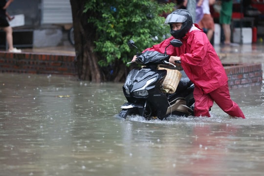 Hà Nội và Thái Nguyên mưa lớn kéo dài, nguyên nhân do đâu?