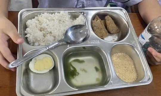 Bữa trưa bán trú 25.000 đồng gây 'bão' mạng: Hiệu trưởng nhận trách nhiệm về việc giám sát chưa chặt chẽ