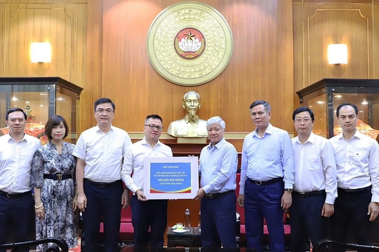 Báo Nhân Dân trao 500 triệu đồng hỗ trợ đồng bào ảnh hưởng do bão số 10