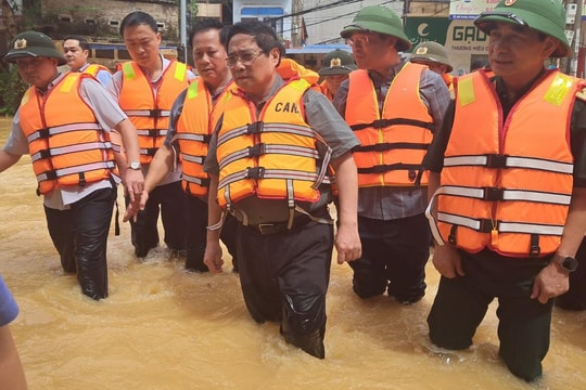 Thủ tướng tới Thái Nguyên thăm hỏi người dân, chỉ đạo khắc phục hậu quả mưa lũ