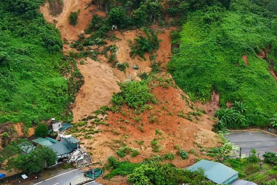 Bão số 11 khiến hạ tầng giao thông đường bộ phía Bắc thiệt hại nặng