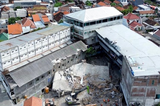 Vụ sập trường học Indonesia: Số người chết tăng lên 67, công tác tìm kiếm kết thúc