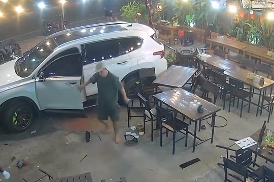 Gia Lai: Người đàn ông điều khiển ô tô lao thẳng vào quán nhậu với tốc độ cao, 1 người tử vong