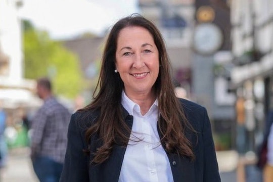 Thị trưởng đắc cử Đức hồi phục sau vụ đâm dao, nói con gái là hung thủ